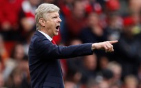 HLV Wenger đứng trước án phạt vì đuổi theo trọng tài vào tận phòng thay đồ