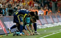 Cầu thủ Fenerbahce lấy thân mình che chắn cho trọng tài trước cơn thịnh nộ của CĐV