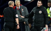 Arsenal bị tước chiến thắng trong ngày Wenger qua mặt Sir Alex Ferguson