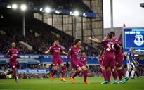 Man City chờ đăng quang Premier League ở trận derby Manchester