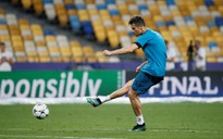 Ronaldo sút bóng làm rách trán phóng viên