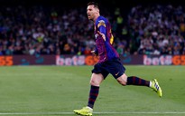 CĐV Betis vỗ tay tán thưởng Messi sau khi lập hattrick vào lưới đội nhà