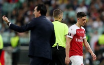 Ozil hết đường ở lại Arsenal sau khi 'mắng' HLV Emery