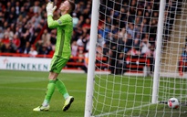 Thủ môn Sheffield United 'tặng' Liverpool chiến thắng thứ 7 liên tiếp ở Premier League