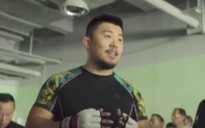 Võ sĩ MMA từng sỉ nhục võ thuật Trung Quốc vẫn cao ngạo trong đồn cảnh sát