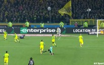 Trọng tài đá cầu thủ trong chiến thắng của PSG trước Nantes