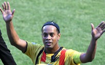 Ronaldinho giã từ sự nghiệp ở tuổi 37