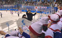Đội cổ vũ CHDCND Triều Tiên ngạc nhiên khi chạm trán nhà lãnh đạo Kim Jong-un... giả