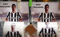 CĐV Napoli in hình Cristiano Ronaldo lên… giấy vệ sinh