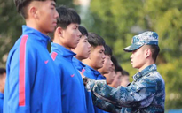 Bóng đá Trung Quốc lại bị chỉ trích khi đưa thêm cầu thủ trẻ đến trại quân sự