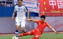 Tuyển thủ Trung Quốc chơi xấu rồi mang… xe lăn đến thăm cầu thủ Uzbekistan
