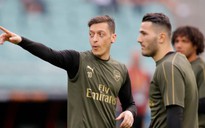 Arsenal loại Ozil và Kolasinac ở trận khai mạc do sợ bọn cướp trả thù