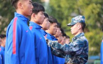 Bóng đá Trung Quốc lại “huấn luyện quân sự” để nâng cao tinh thần… chống dịch