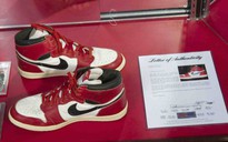 Đôi giày cũ của huyền thoại bóng rổ Michael Jordan có giá hơn nửa triệu USD