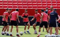 Europa League: Cầu thủ của Sevilla dính Covid-19, UEFA lo sốt vó