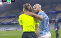 HLV Guardiola thách thức Aguero sau vụ ‘sờ soạng’ nữ trọng tài Ngoại hạng Anh