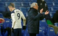 Mourinho nổi cáu với nhà báo khi hỏi việc loại Gareth Bale ở trận thua Chelsea