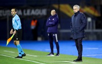 Thua đội có HLV vừa bị bỏ tù, Mourinho… ‘hết chỗ trốn’