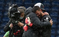 Klopp không tin mắt mình về bàn thắng của thủ môn Alisson, thắp lại hy vọng cho Liverpool