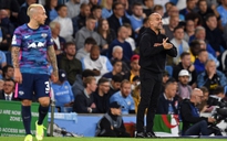 CĐV Man City giận dữ phản ứng trước lời cầu xin của HLV Guardiola