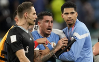 Hậu vệ tuyển Uruguay đối mặt cấm 15 trận sau cú thúc cùi chỏ quan chức FIFA