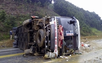 Xe khách chở 8 người bị lật trên cao tốc Nội Bài - Lào Cai