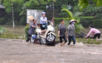 100 nghìn/lượt giải cứu xe máy qua đoạn đường ngập úng ở Hà Nội