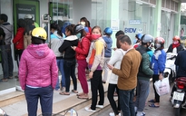 Xếp hàng chờ rút tiền ATM tại khu công nghiệp ở Hà Nội dịp giáp Tết