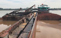 Cục CSGT bắt giữ 8 phương tiện khai thác cát trái phép trên sông Hồng