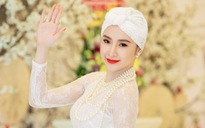 Angela Phương Trinh chơi trội với mốt áo dài đội khăn