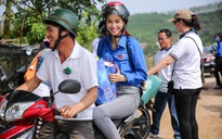 Phạm Hương ngồi xe máy, lăn xả vào vùng 'rốn lũ'