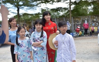 Trang Nhung dẫn con gái và Đức Vĩnh đi cúng tổ ở nhà Hoài Linh
