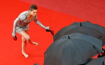 Kristen Stewart 'cướp' thảm đỏ Cannes với màn tháo giày đi chân đất