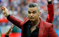 Robbie Williams có thể bị bắt vì 'ngón tay thối' tại lễ khai mạc World Cup