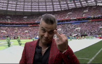 Robbie Williams bị chỉ trích vì giơ 'ngón tay thối' ở khai mạc World Cup