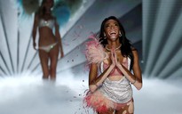 Siêu mẫu bạch tạng phá vỡ lịch sử Victoria's Secret Fashion Show