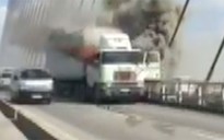 Xe container bốc cháy dữ dội trên cầu Bãi Cháy