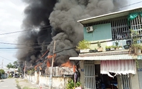 Cháy kinh hoàng, xưởng vải rộng 500 mét vuông đổ sập, nhiều nhà dân bị ảnh hưởng