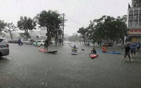 Phố Đà Nẵng vẫn chìm trong nước khi mưa không ngừng rơi, người dân thì bàng hoàng