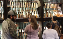 Người Việt đi shopping... mua súng ở Mỹ