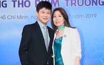 Ca sĩ Thái Châu được vợ ‘hộ tống’ đi sự kiện