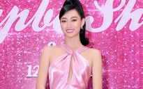 Hoa hậu Lương Thùy Linh diện váy hồng nữ tính