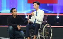Quyền Linh tặng 20 xe lăn cho chàng trai bị liệt chân
