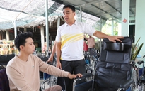 Quyền Linh giữ lời hứa đến tận nhà tặng 20 xe lăn cho chàng trai khuyết tật
