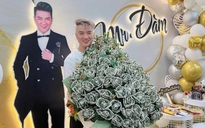 Đàm Vĩnh Hưng được 'fan ruột' tặng bó hoa từ tiền đô