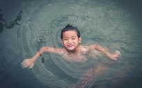 [ẢNH] Những đứa trẻ khắp Việt Nam: Bé Thiết 6 tuổi 'lặn ngụp' dưới nước