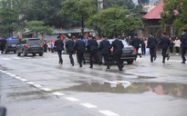 Nóng mạng xã hội: Trầm trồ 12 cận vệ chạy theo che chắn xe Chủ tịch Kim Jong-un