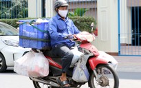 Shipper Sài Gòn tất bật ngày cách ly xã hội chống Covid-19: Nguy hiểm nhưng ráng bảo vệ