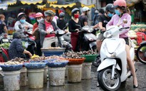 Cách ly xã hội: Người Sài Gòn tấp nập mua bán ở khu chợ Bà Chiểu
