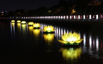 Đèn hoa thắp sáng kênh Nhiêu Lộc, rải rác người đi chùa trước lễ Phật đản